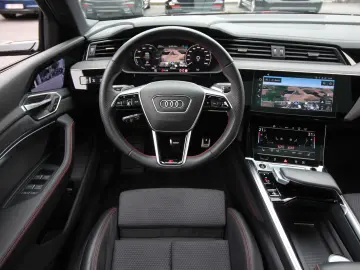 Q8 e-tron 55 quattro S line