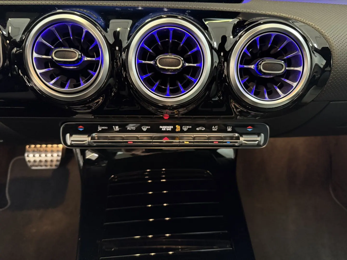 A 220d AMG DISTR STDHZ HUD PANO MBEAM NIGHT 360