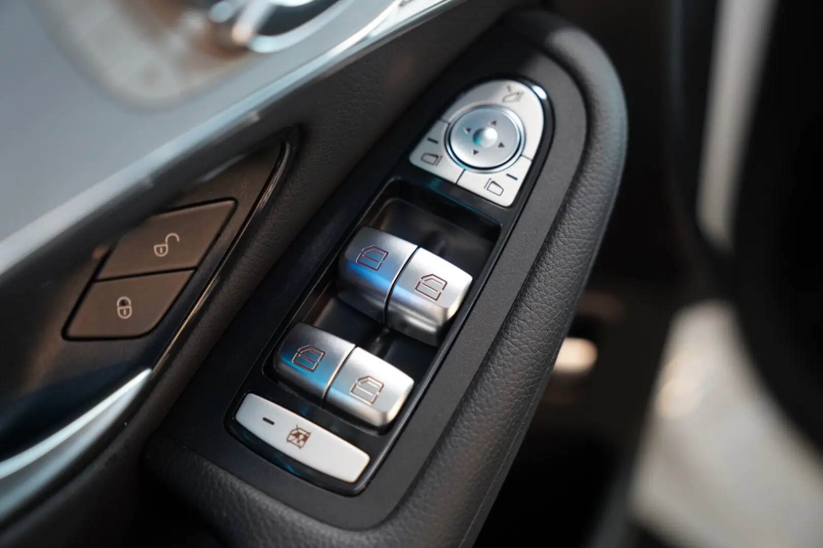 EQC 400 4M Anhängevorrichtung Schiebedach DISTRO