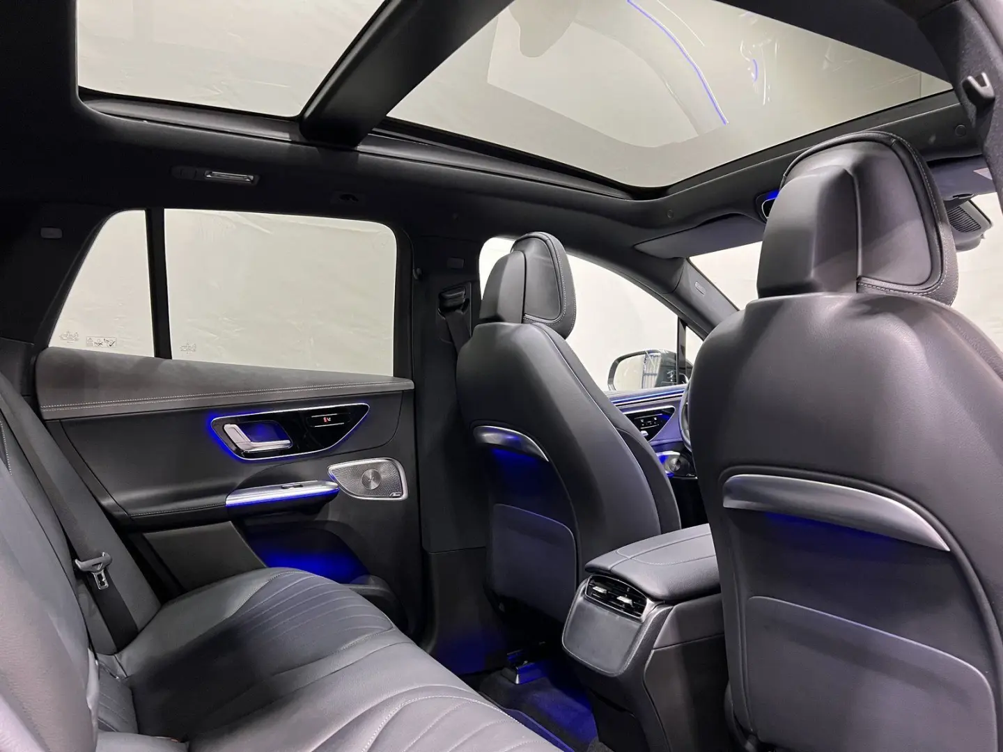 EQE 350 4M AMG Premium Night AIRMATIC HA10  22