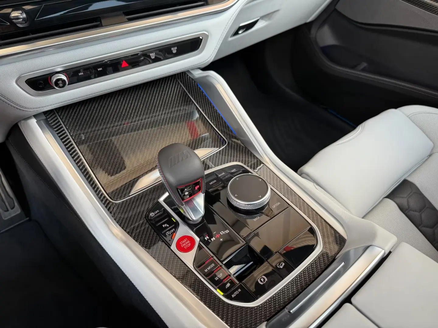 BMW X6 M AHK Pano Carbon Sitzlüft. Sky ACC