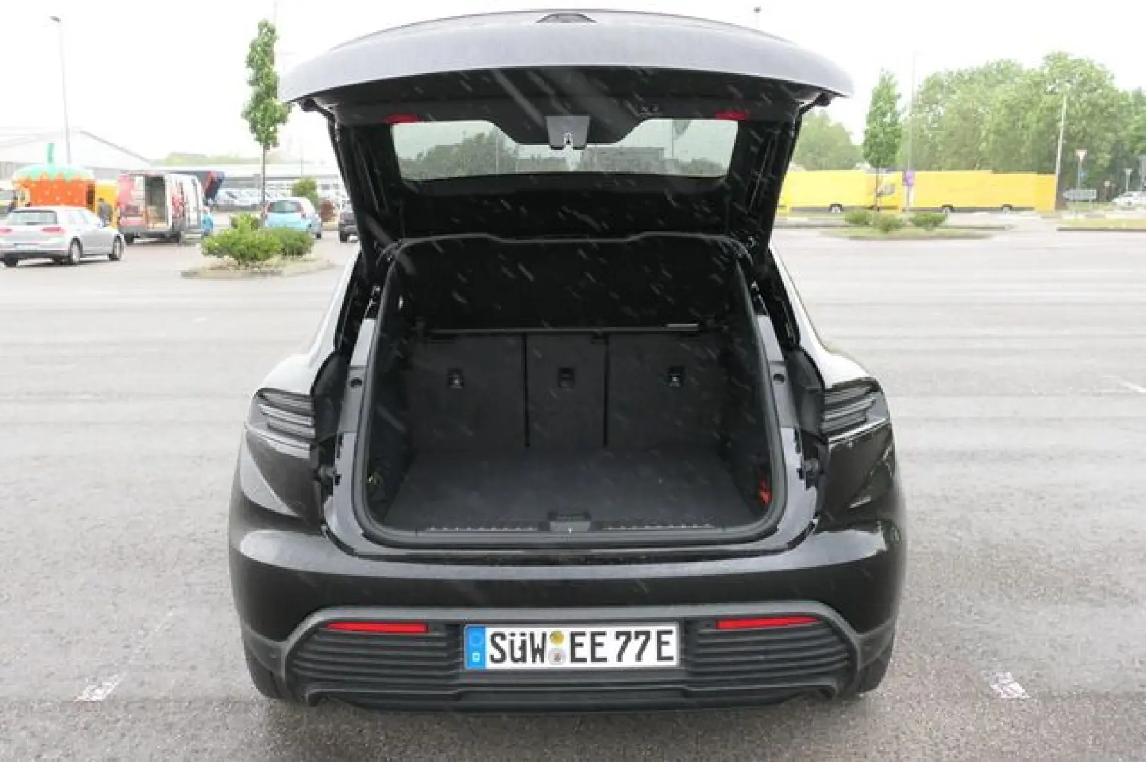 Macan 4 Electric - Bose Soundsystem Kombilimousi
