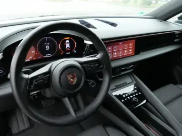 Macan 4 Electric - Bose Soundsystem Kombilimousi