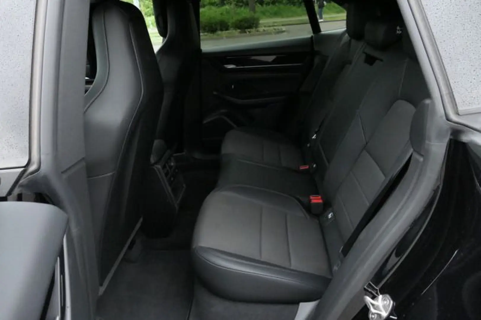 Macan 4 Electric - Bose Soundsystem Kombilimousi