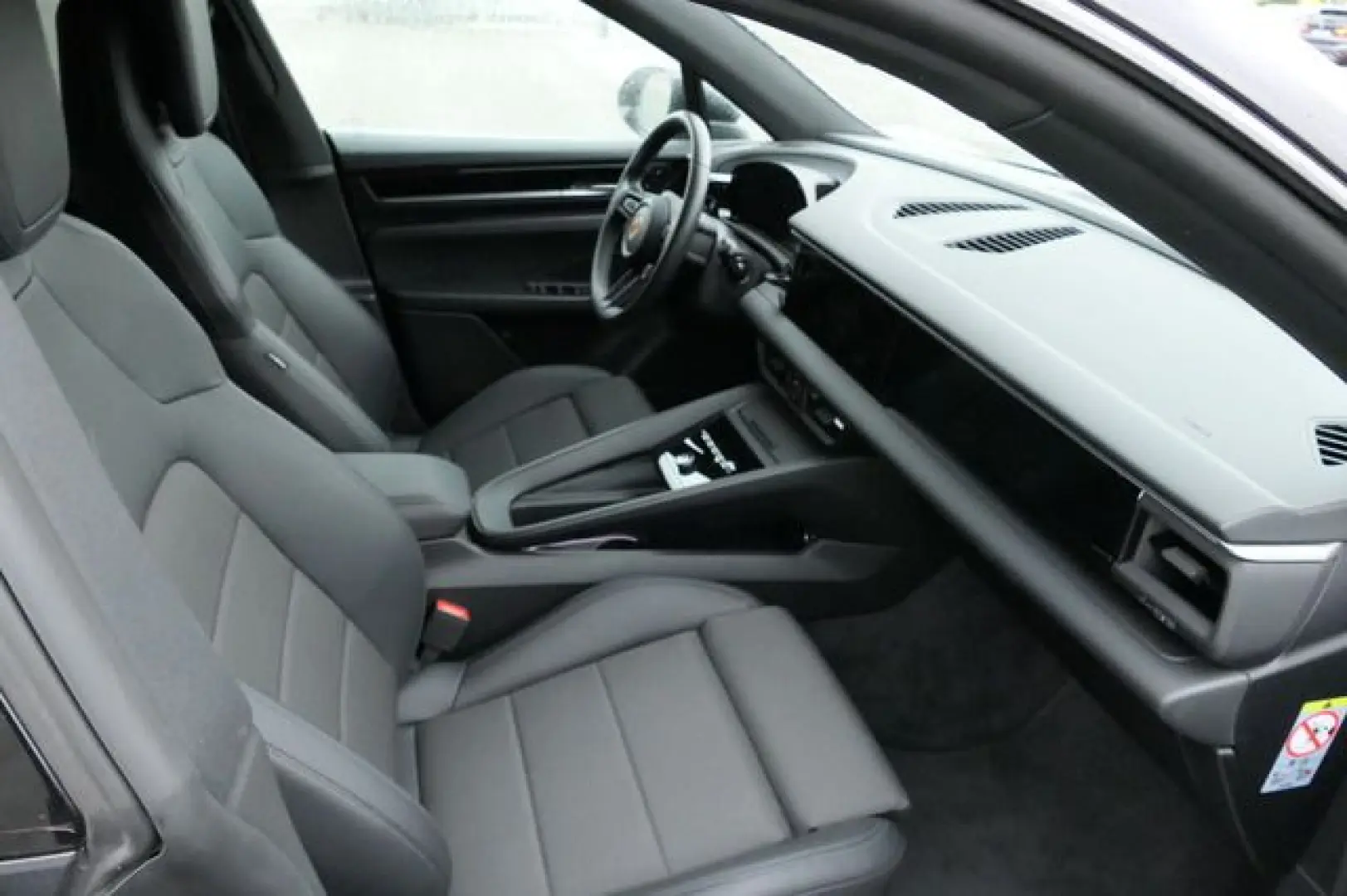 Macan 4 Electric - Bose Soundsystem Kombilimousi