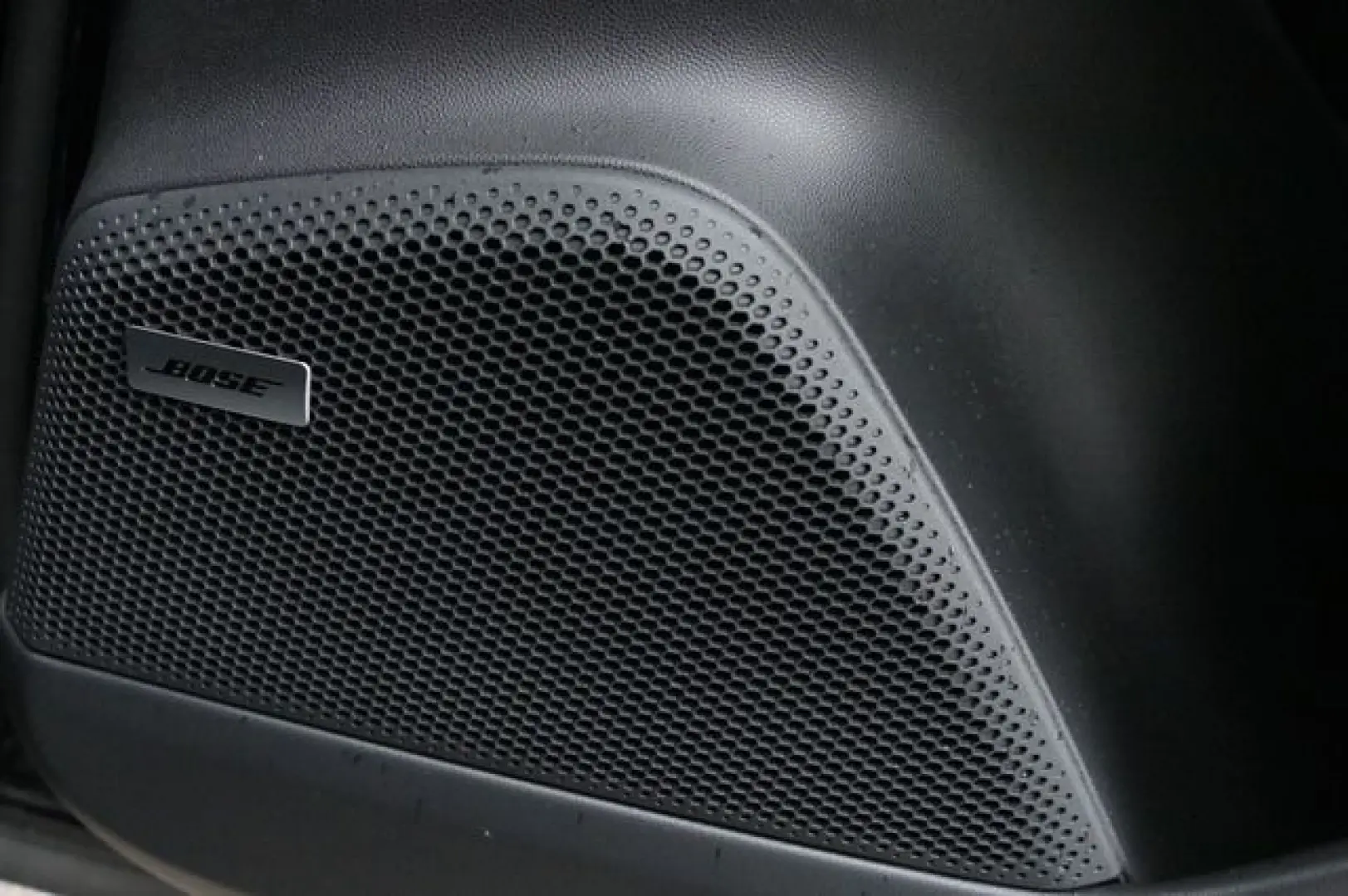 Macan 4 Electric - Bose Soundsystem Kombilimousi