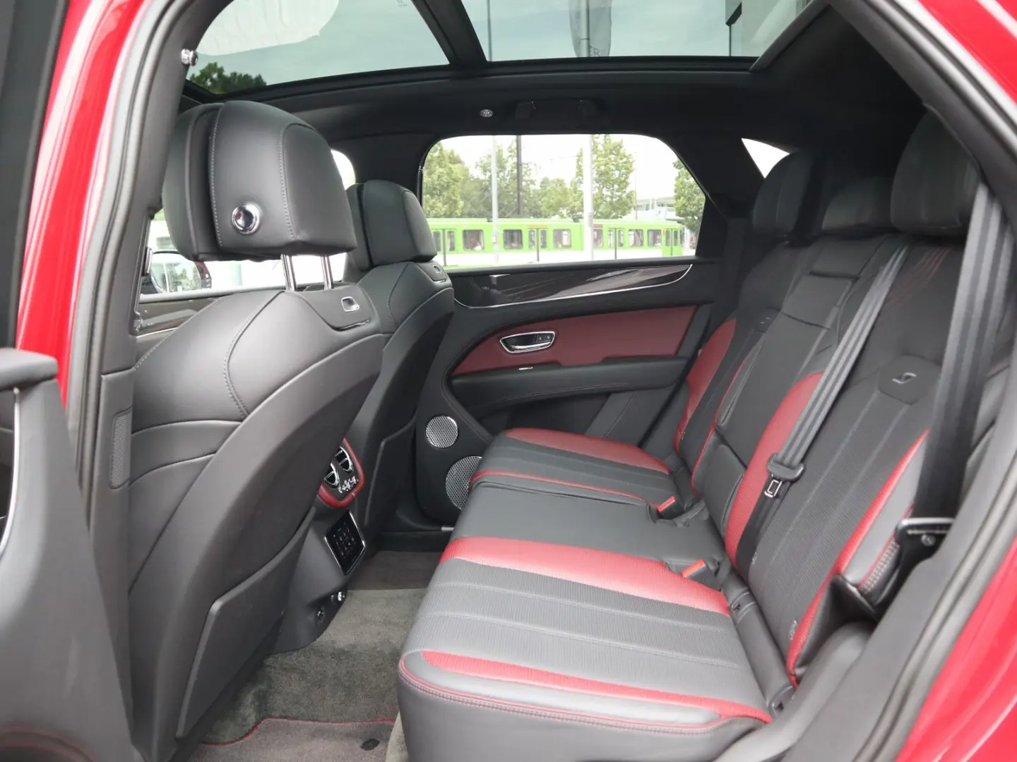 Bentayga Hybrid S  NAIM Carbon Styling