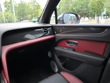 Bentayga Hybrid S  NAIM Carbon Styling