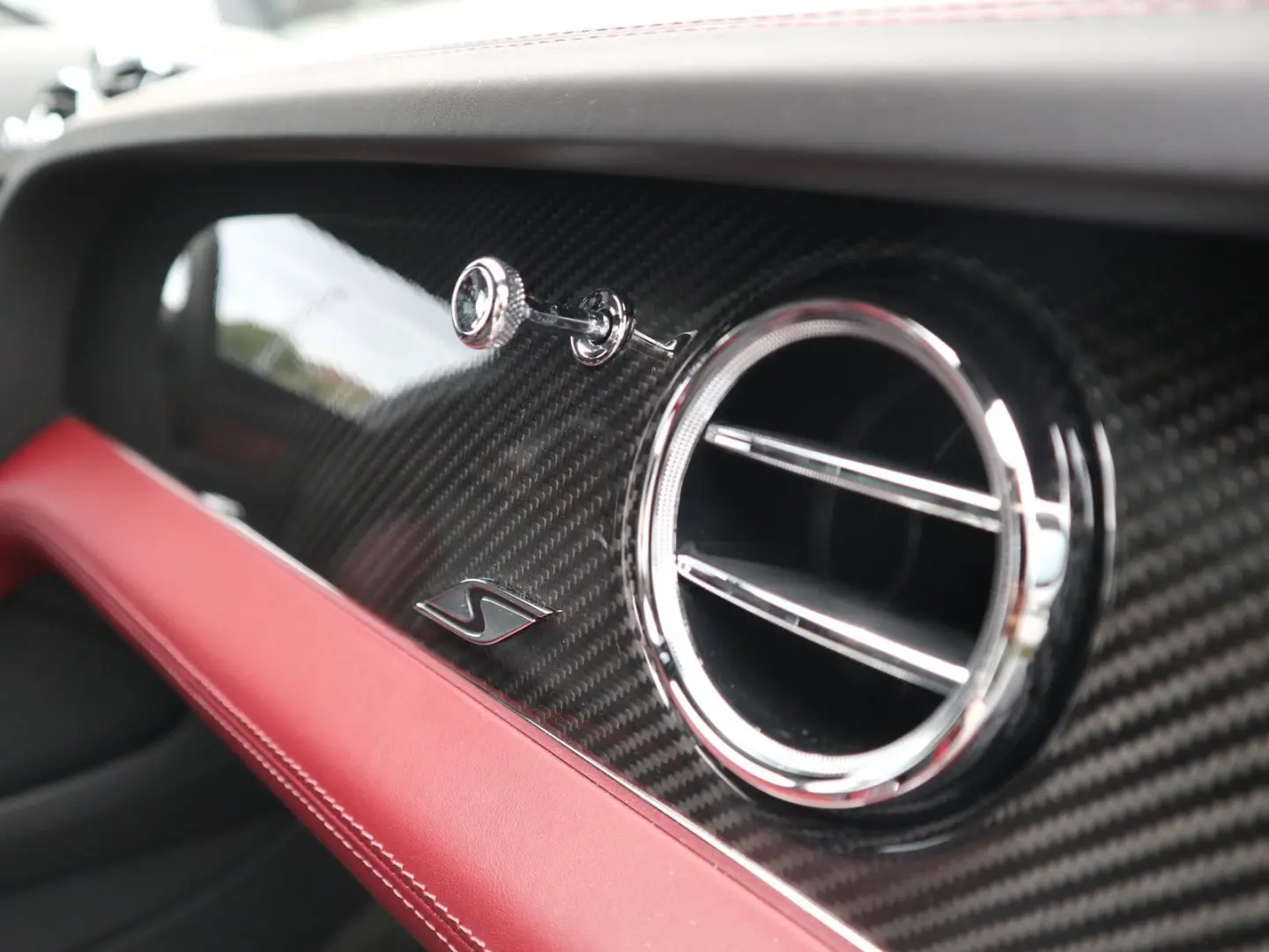 Bentayga Hybrid S  NAIM Carbon Styling