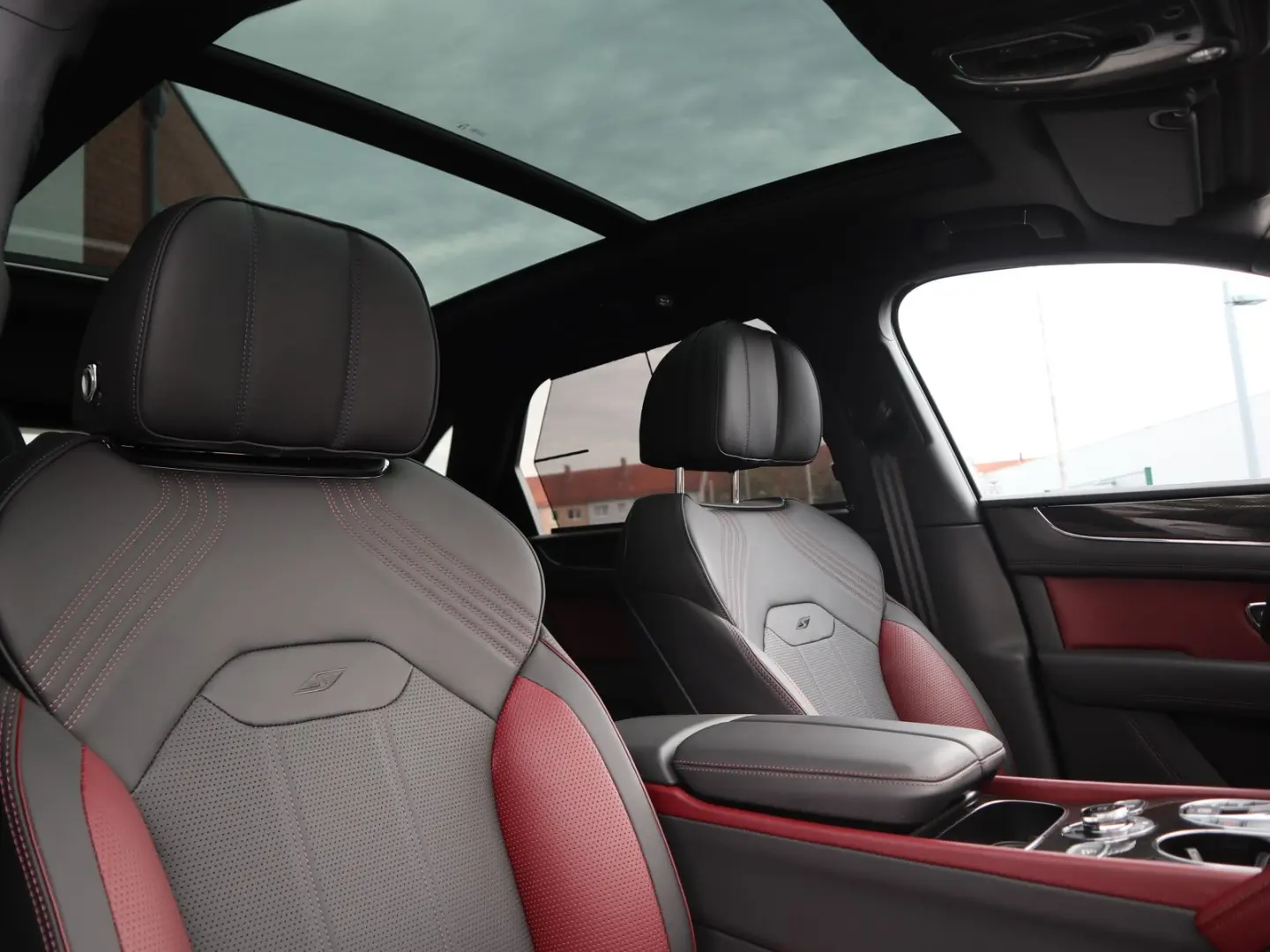 Bentayga Hybrid S  NAIM Carbon Styling