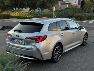 TOYOTA COROLLA 1.8 HYBRID EXCLUSIVE