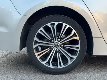 TOYOTA COROLLA 1.8 HYBRID EXCLUSIVE