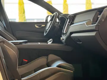 XC60 Plus Dark AWD Pano AHK H&K Kam ACC Leder