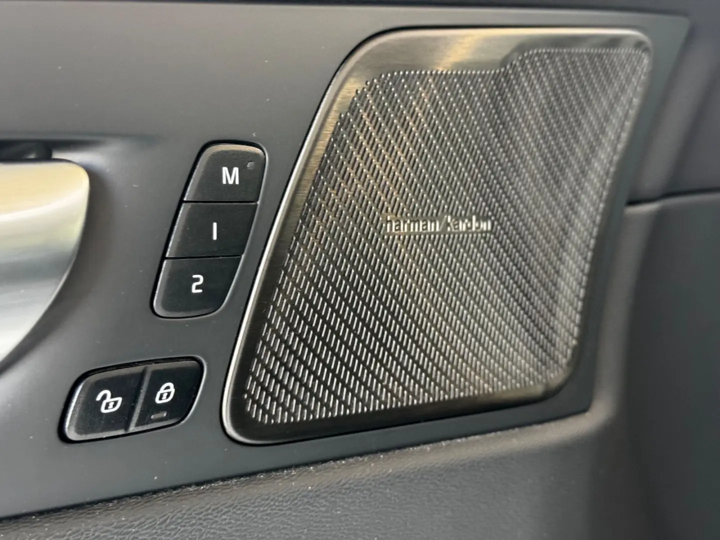 XC60 Plus Dark AWD Pano AHK H&K Kam ACC Leder