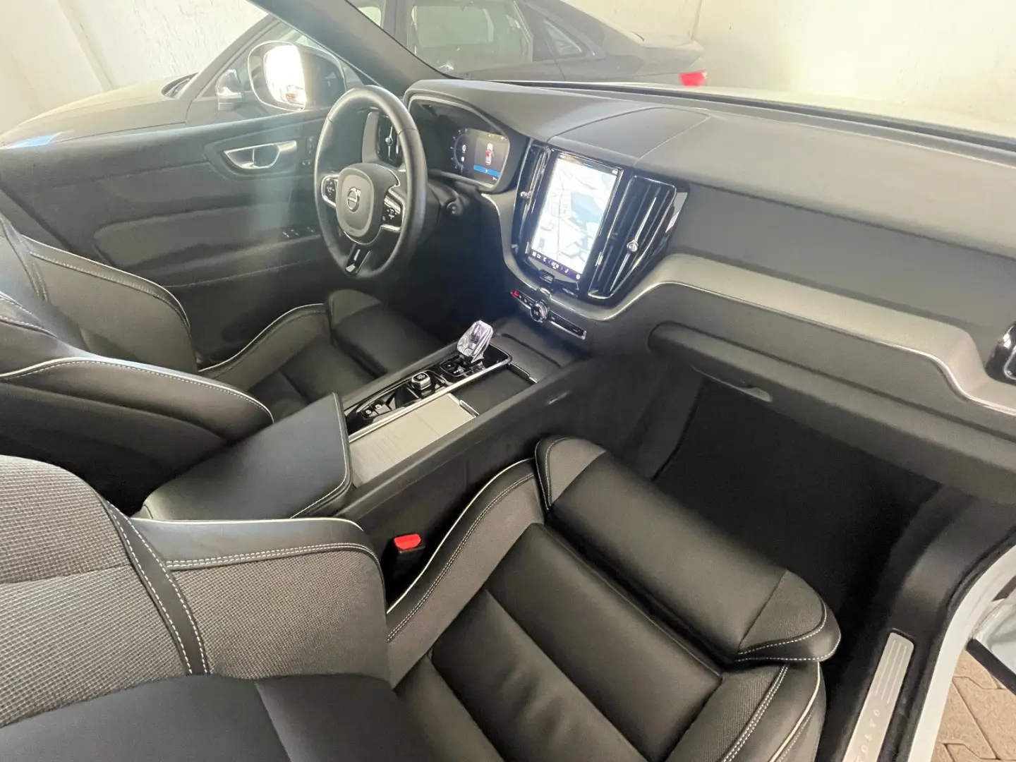 XC60 Plus Dark AWD Navi LED Leder 360 Cristal