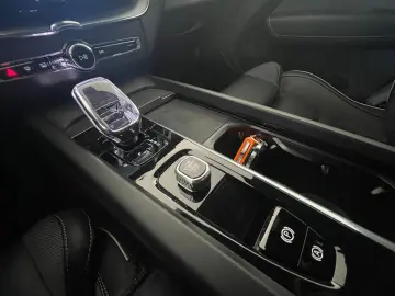 XC60 Plus Dark AWD Navi LED Leder 360 Cristal