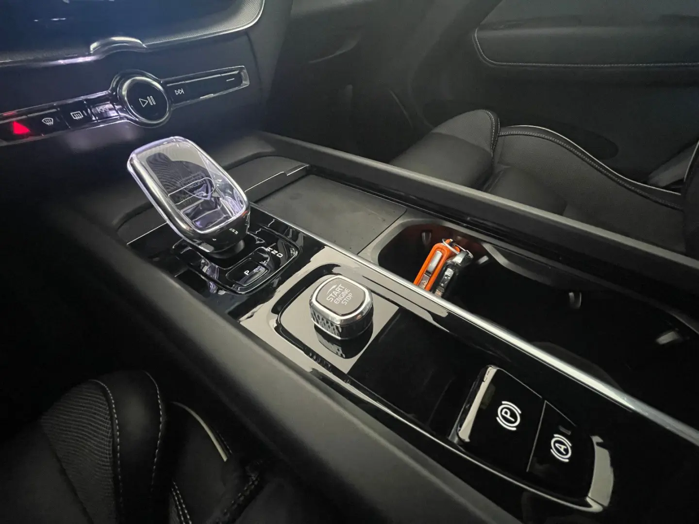 XC60 Plus Dark AWD Navi LED Leder 360 Cristal