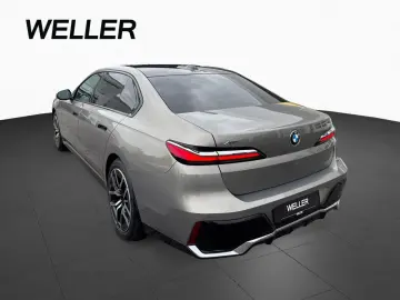 740d xDrive M SPORT SkyL Sthz AHK Autobahn B&W