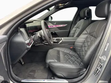 740d xDrive M SPORT SkyL Sthz AHK Autobahn B&W