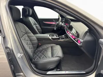 740d xDrive M SPORT SkyL Sthz AHK Autobahn B&W