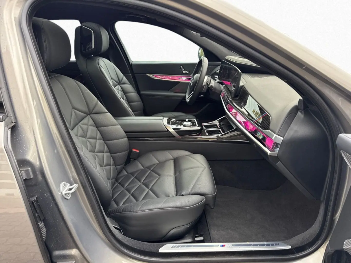 740d xDrive M SPORT SkyL Sthz AHK Autobahn B&W