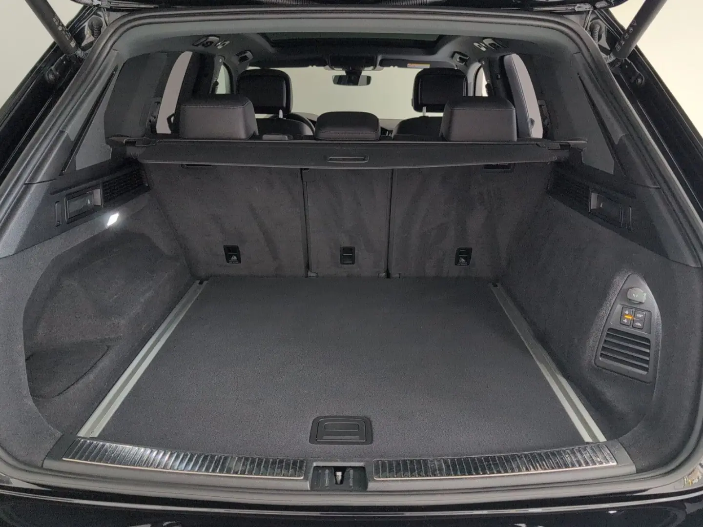 Touareg IQ-Matrix AHK Luftfw PANO StHz INNOVISIO