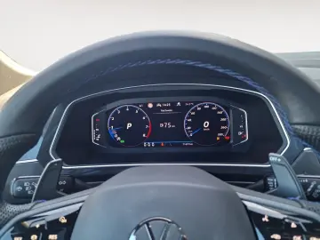 Tiguan 2.0 TSI BMT R 4Motion DCC HUD Pano 4xSHZ