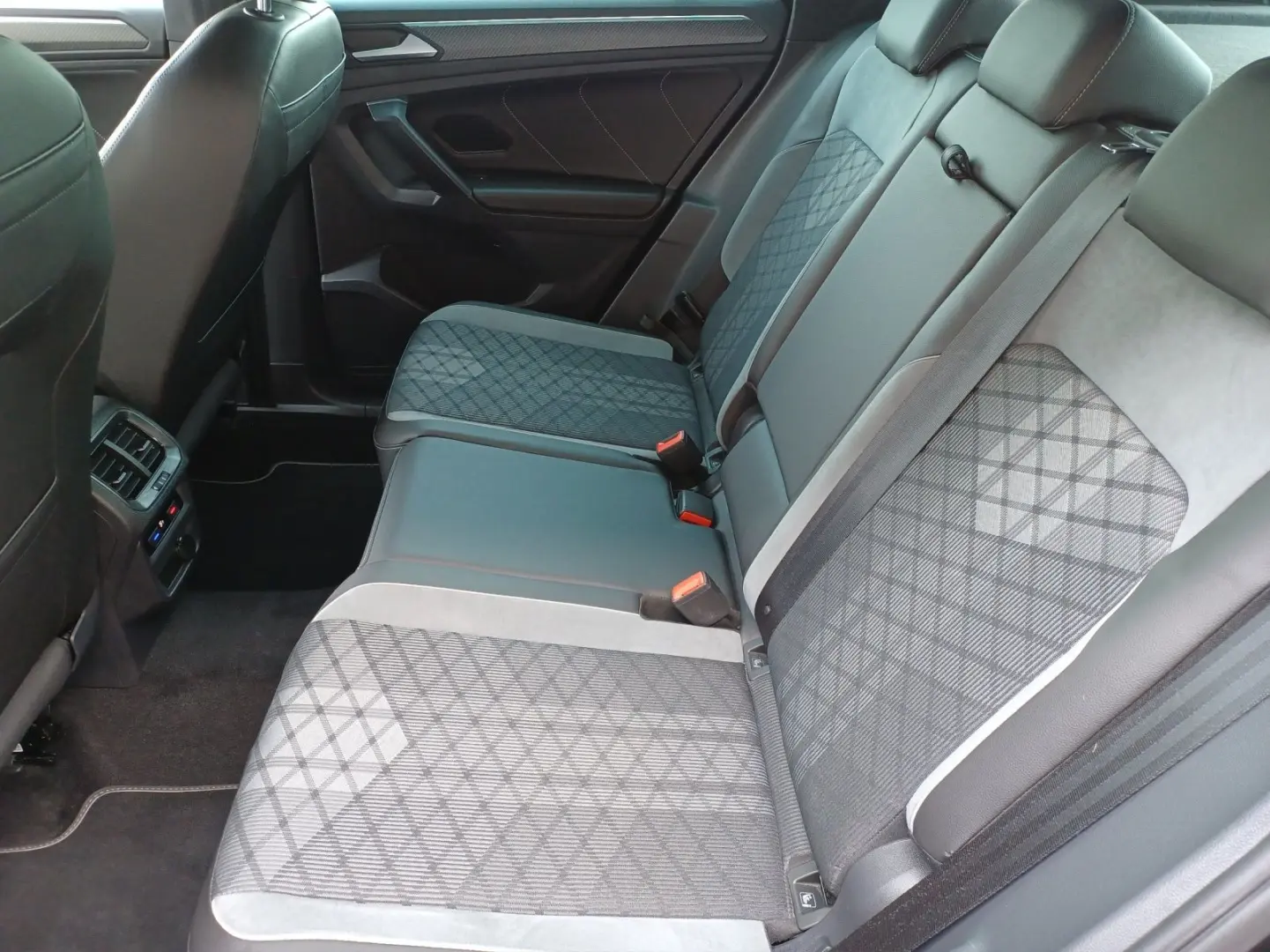 Tiguan TSI R-Line 4M DSG STH Matrix AHK Navi AID