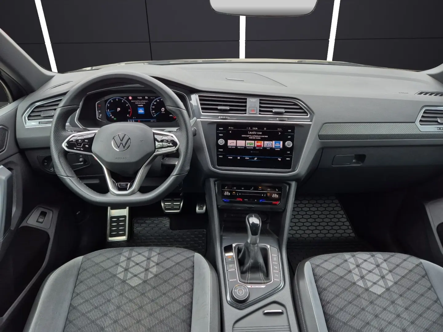 Tiguan TSI R-Line 4M DSG Matrix AHK Navi ACC RFK