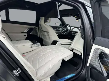 M760 Baureihe 7 Lim M 760 e xDrive Fond Sky B&W