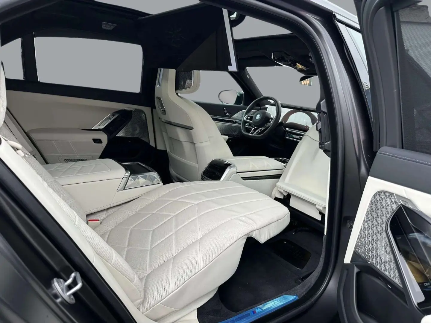 M760 Baureihe 7 Lim M 760 e xDrive Fond Sky B&W