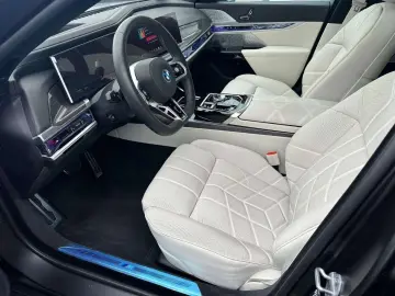 M760 Baureihe 7 Lim M 760 e xDrive Fond Sky B&W