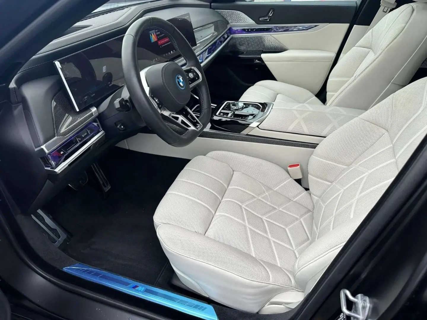 M760 Baureihe 7 Lim M 760 e xDrive Fond Sky B&W