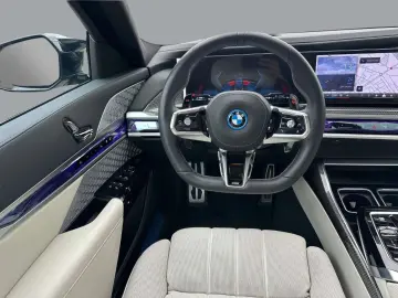 M760 Baureihe 7 Lim M 760 e xDrive Fond Sky B&W