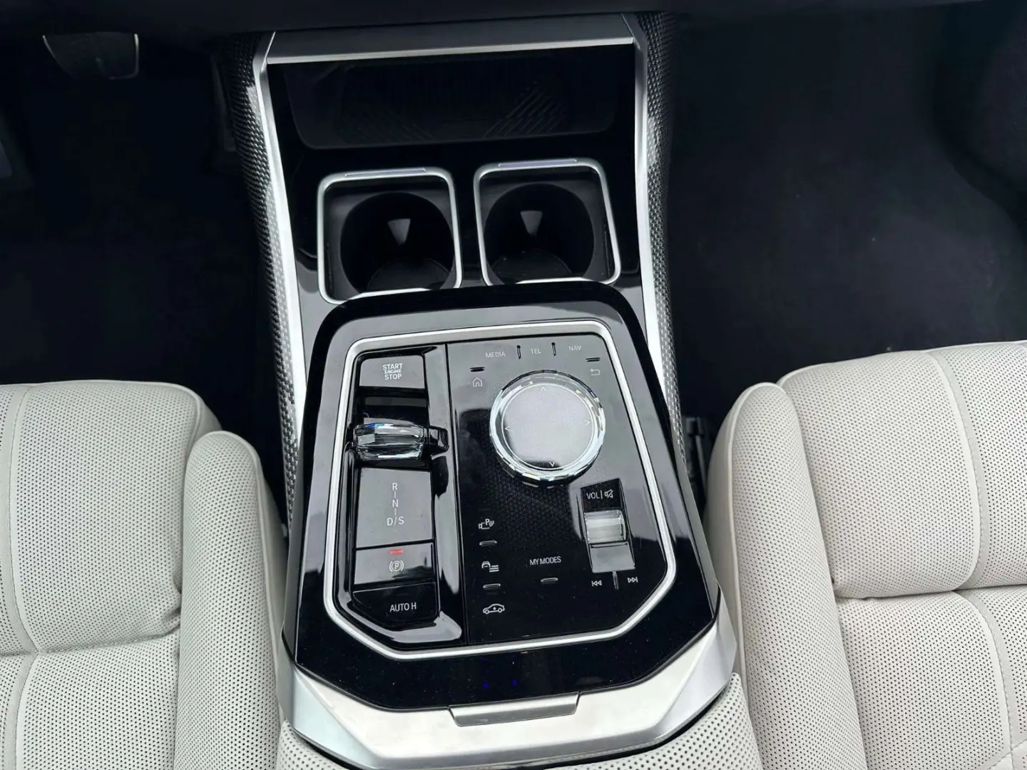 M760 Baureihe 7 Lim M 760 e xDrive Fond Sky B&W