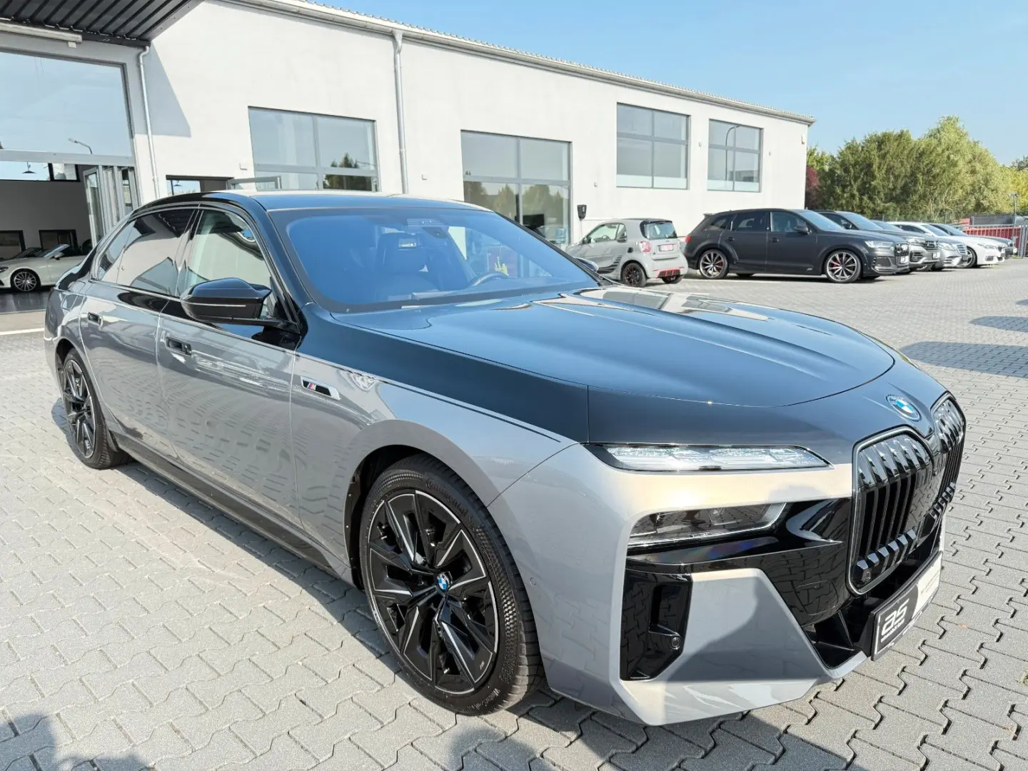 M760e xDrive Two Tone Individual 3xTV SkyLounge