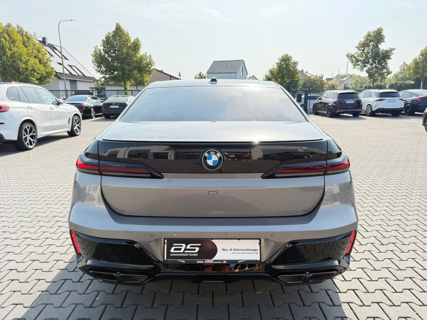 M760e xDrive Two Tone Individual 3xTV SkyLounge