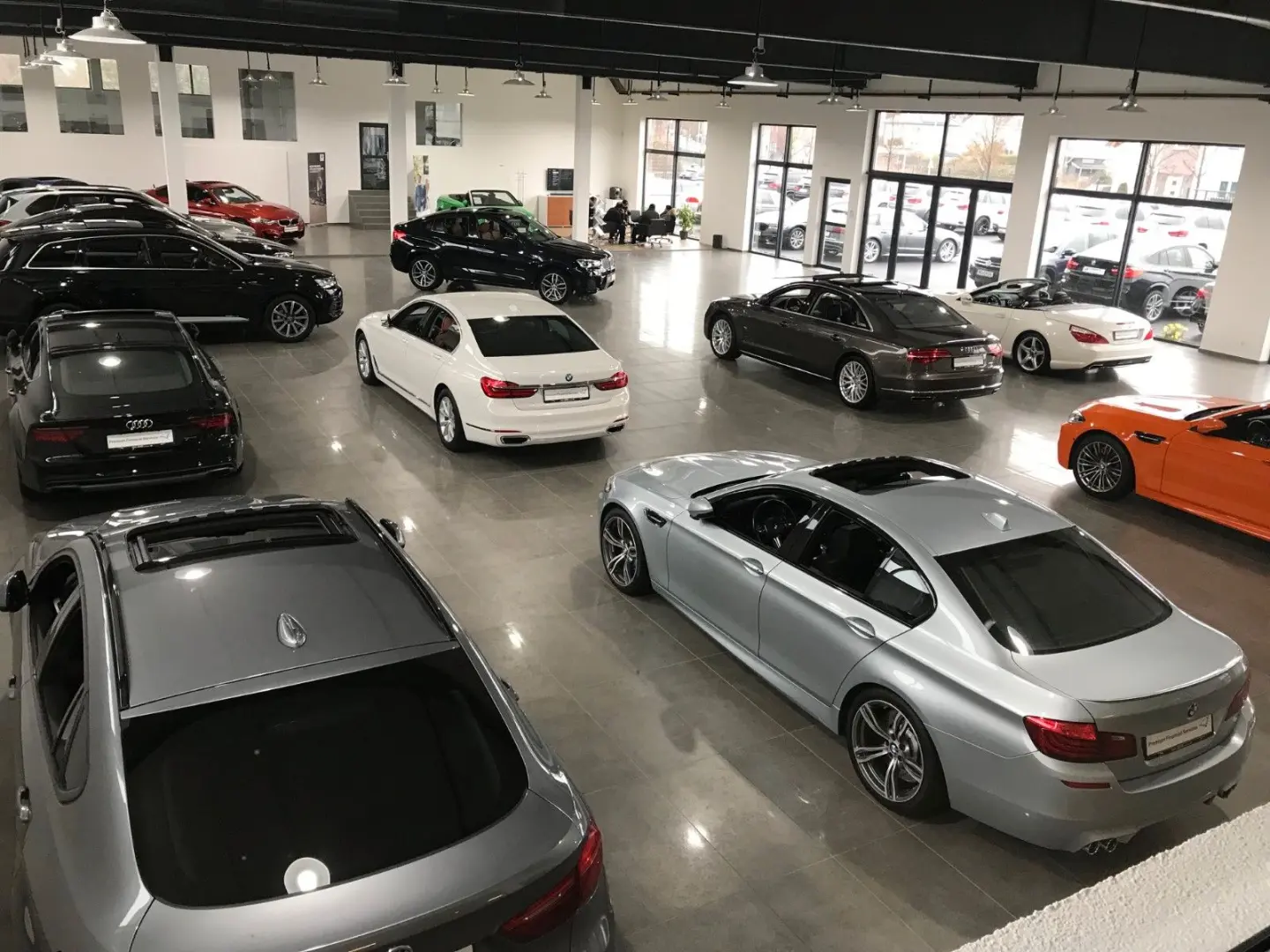 M760e xDrive Two Tone Individual 3xTV SkyLounge