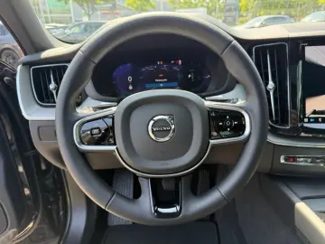 XC60 T8 AWD Plug-in Hybrid Plus Dark 360  Fahrer