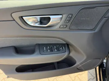 XC60 T8 AWD Plug-in Hybrid Plus Dark 360  Fahrer