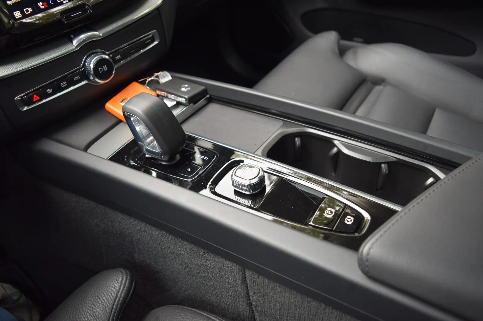 XC60 T6 Plus Dark PANO 360 H&K 20 Alu Leder Bils