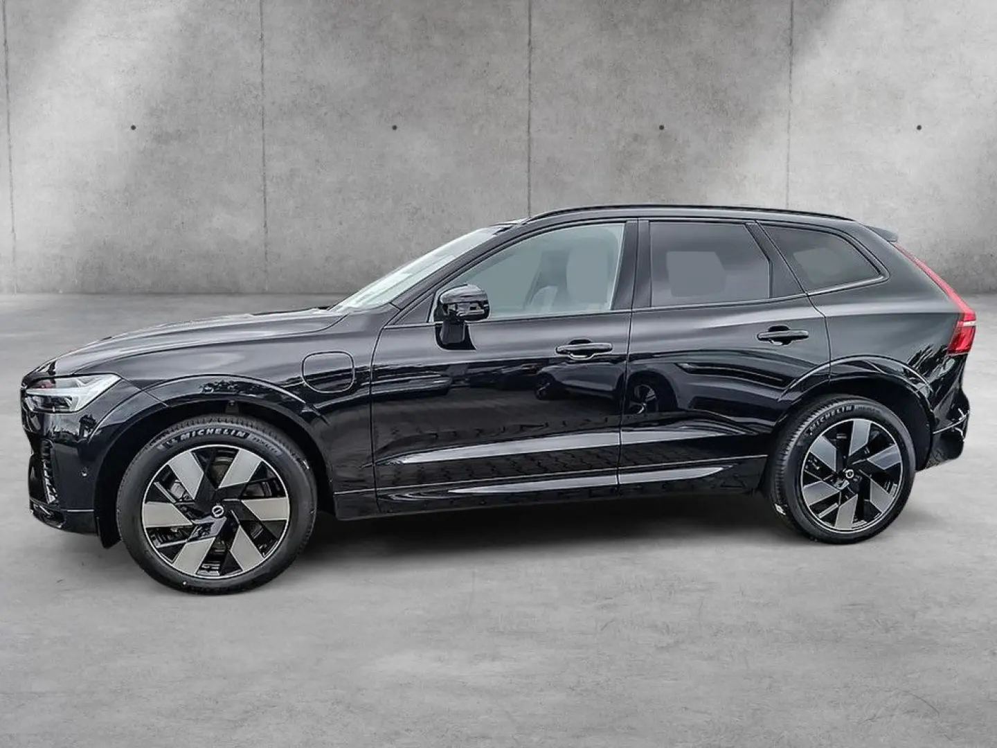 XC60 T8 Plus Dark Recharge Plug-In Hybrid AWD