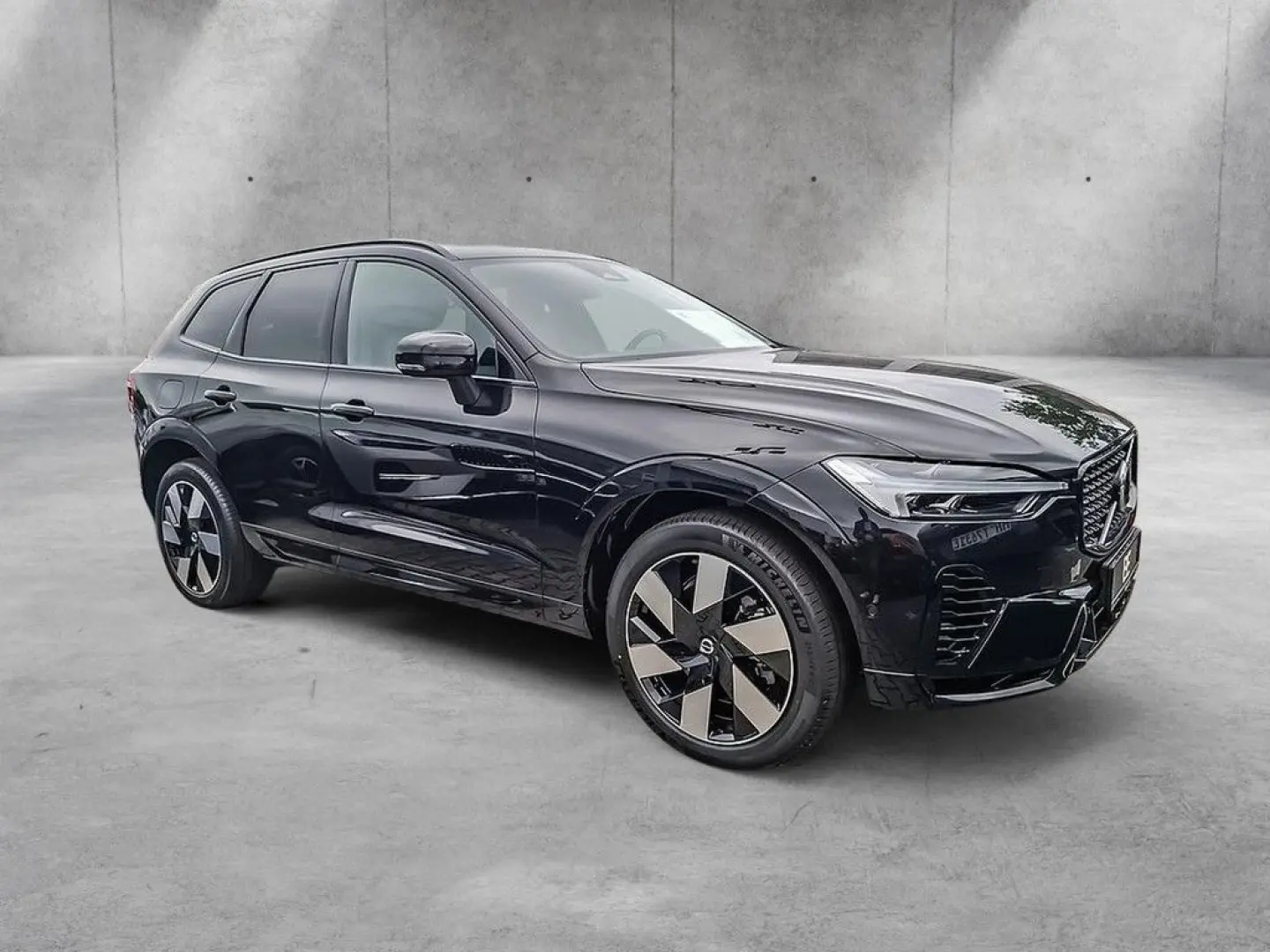 XC60 T8 Plus Dark Recharge Plug-In Hybrid AWD