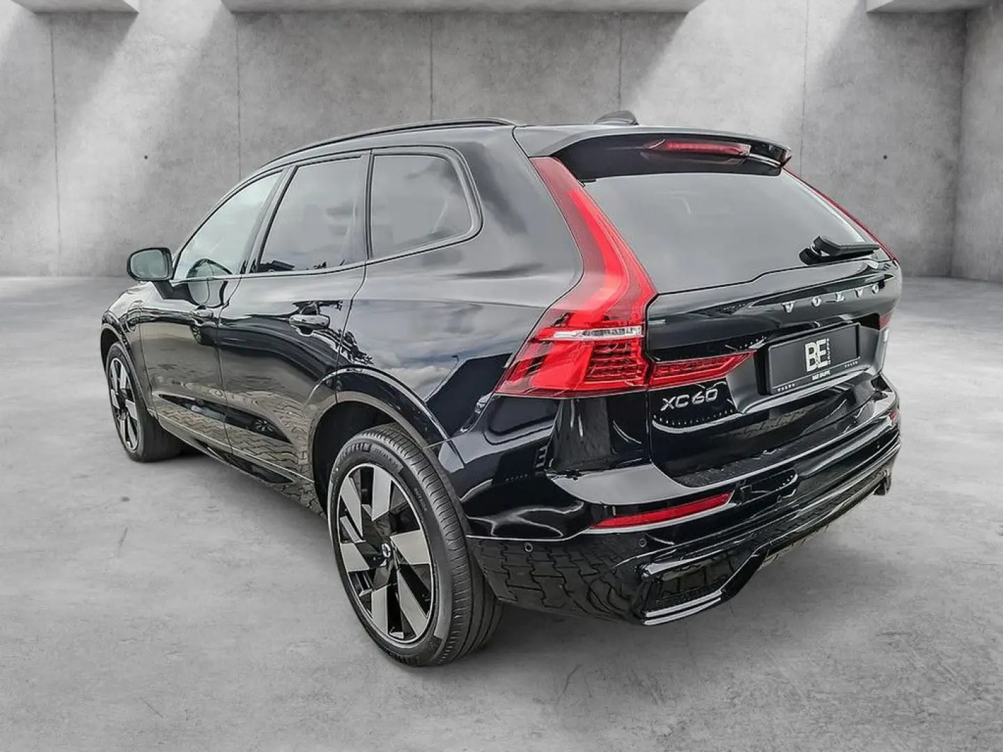 XC60 T8 Plus Dark Recharge Plug-In Hybrid AWD