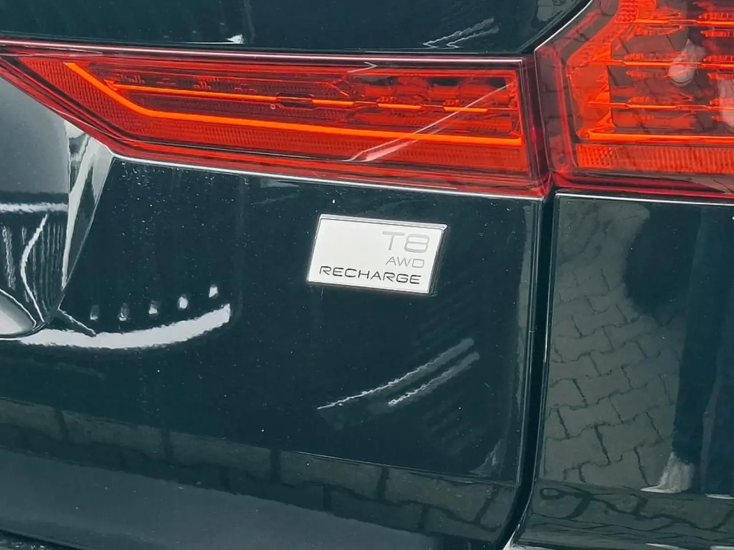 XC60 T8 Plus Dark Recharge Plug-In Hybrid AWD