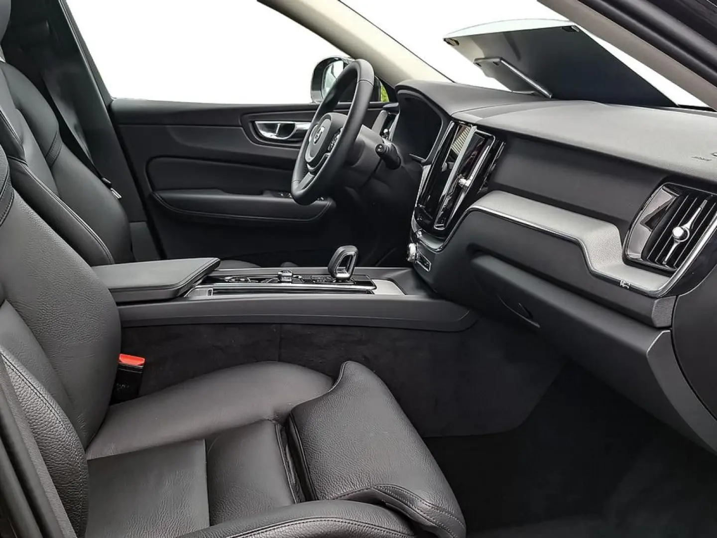 XC60 T8 Plus Dark Recharge Plug-In Hybrid AWD