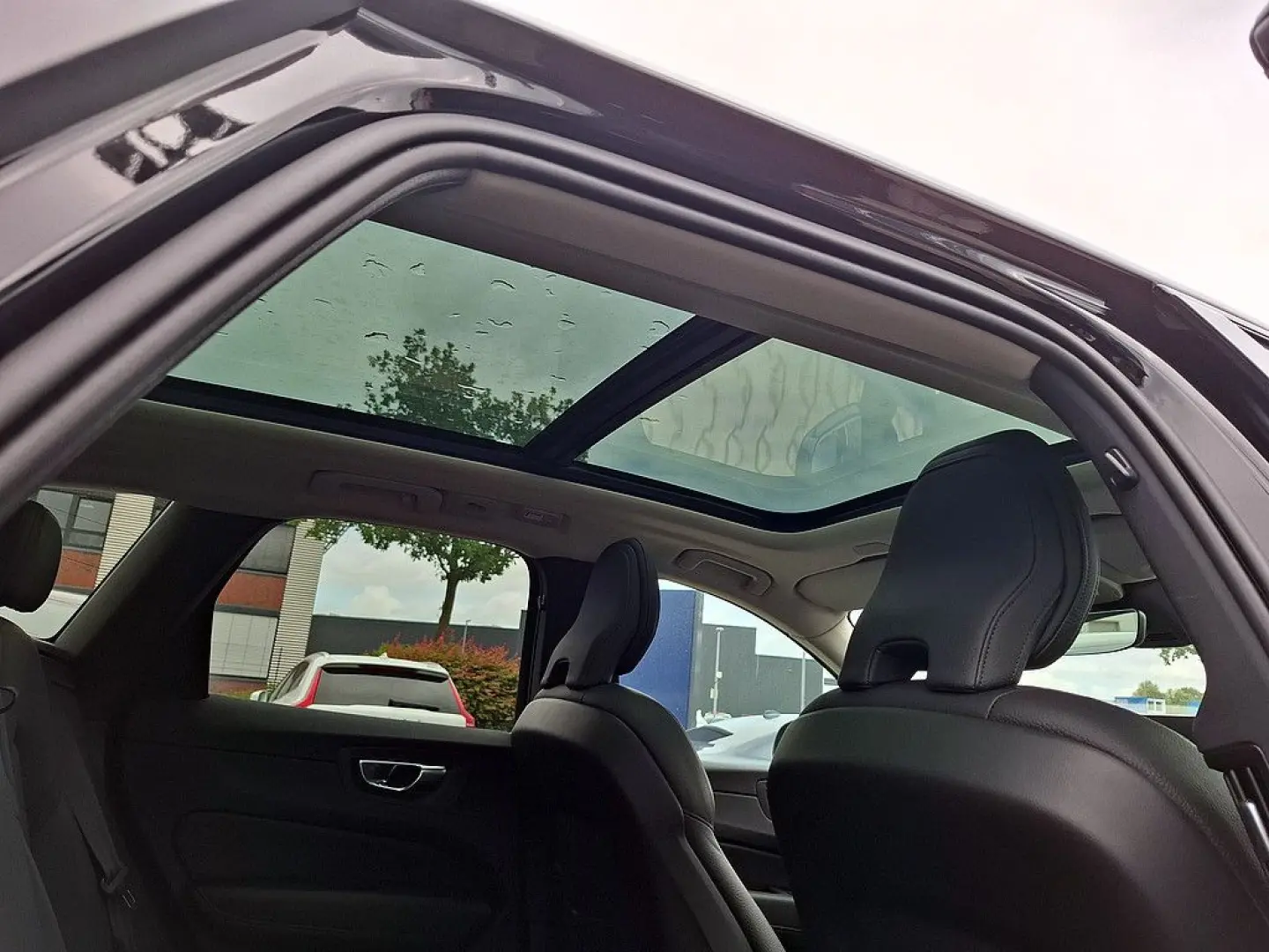 XC60 T8 Plus Dark Recharge Plug-In Hybrid AWD