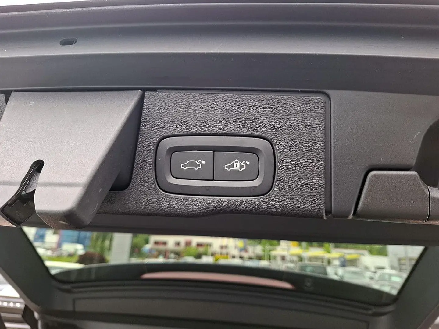 XC60 T8 Plus Dark Recharge Plug-In Hybrid AWD