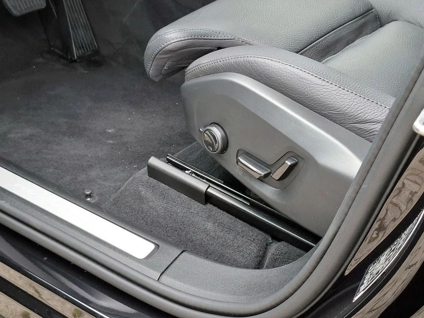 XC60 T8 Plus Dark Recharge Plug-In Hybrid AWD