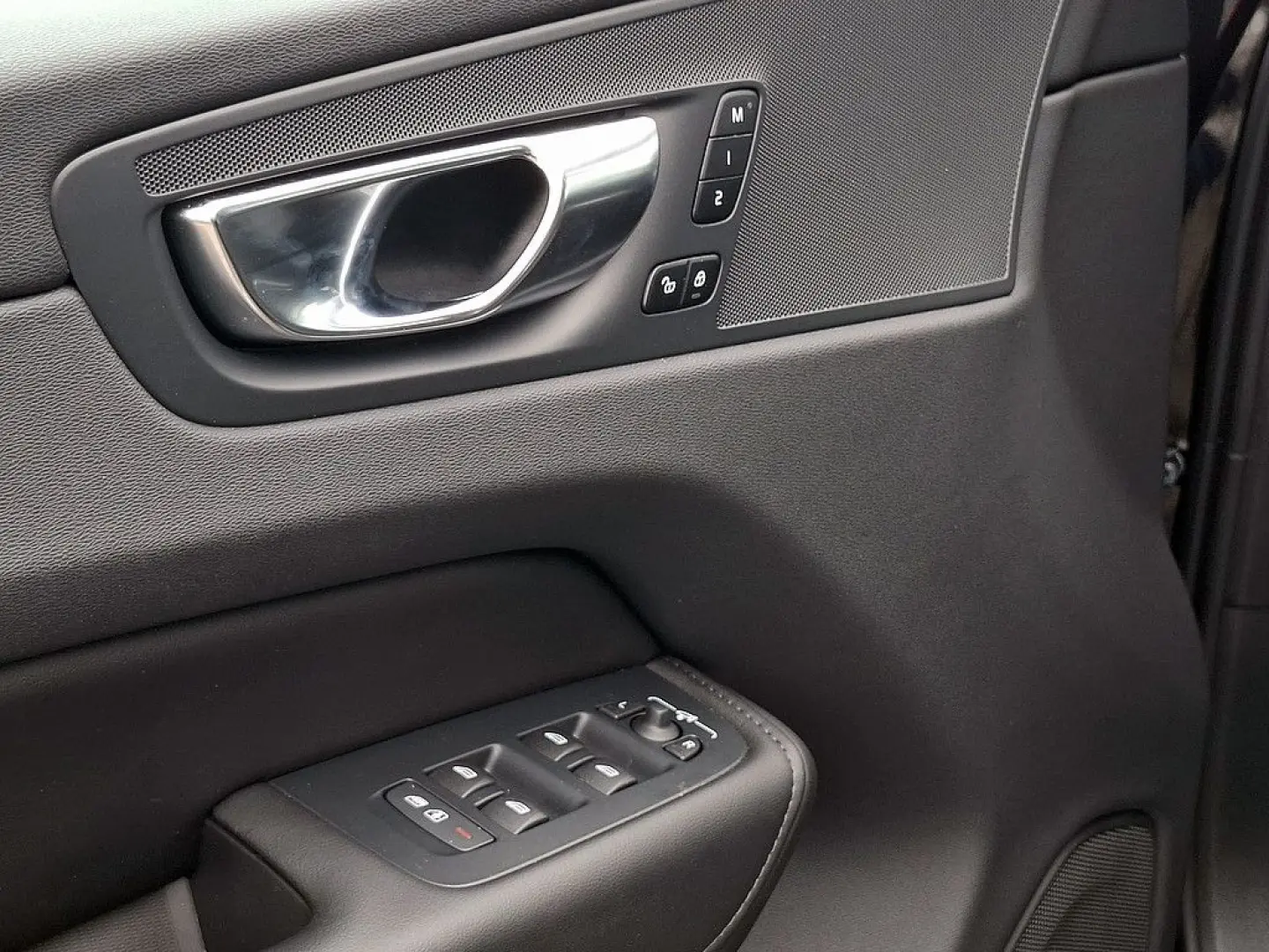 XC60 T8 Plus Dark Recharge Plug-In Hybrid AWD